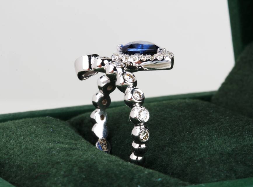 Кольцо из белого золота с бриллиантами и сапфиром (060546)