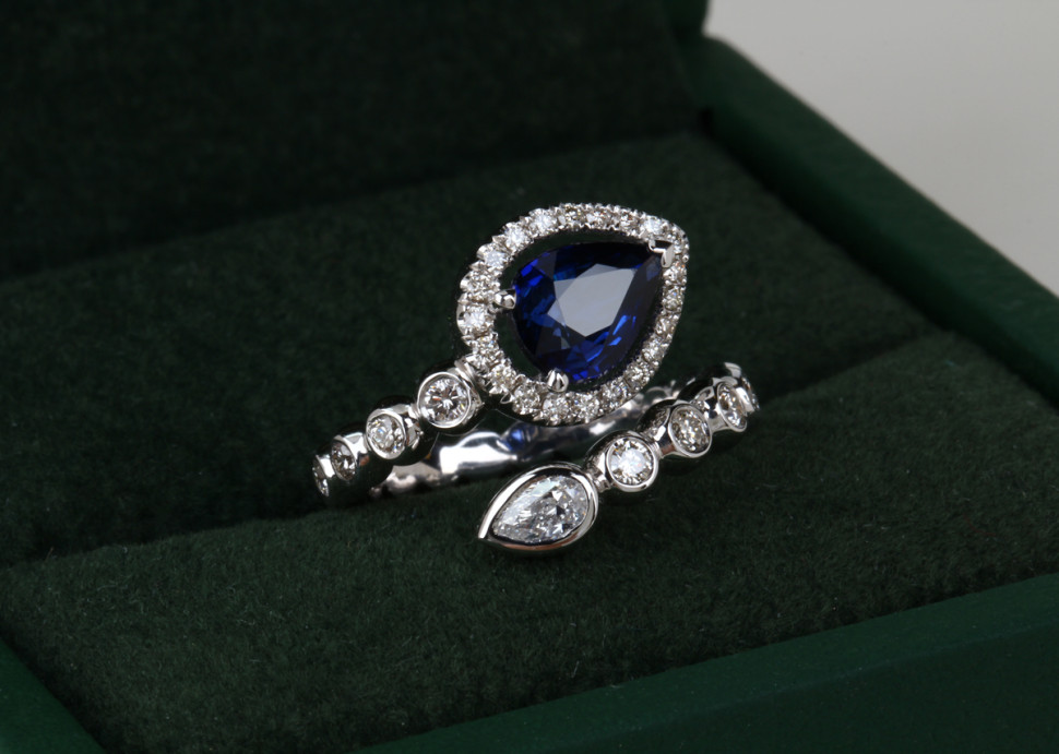 Кольцо из белого золота с бриллиантами и сапфиром (060546)