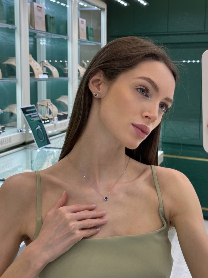 Колье из белого золота с бриллиантами и сапфиром (051703)