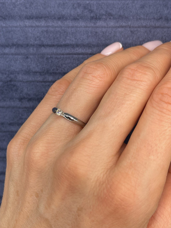 Помолвочное кольцо из платины с бриллиантом (048218)