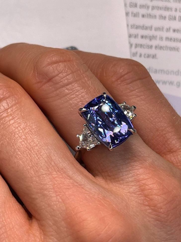 Кольцо из белого золота с бриллиантами и танзанитом (058381)