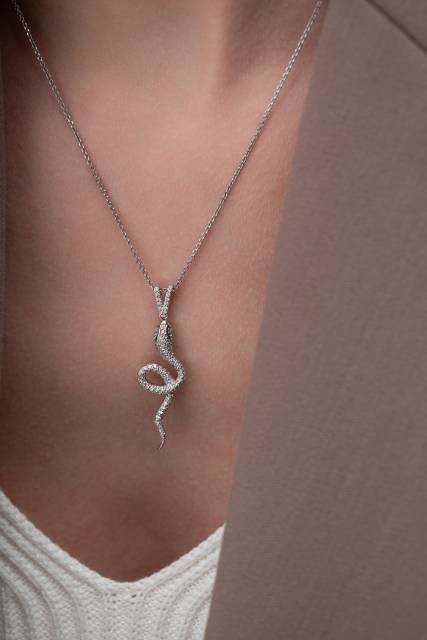 Кулон из белого золота с бриллиантами и изумрудами (060917)