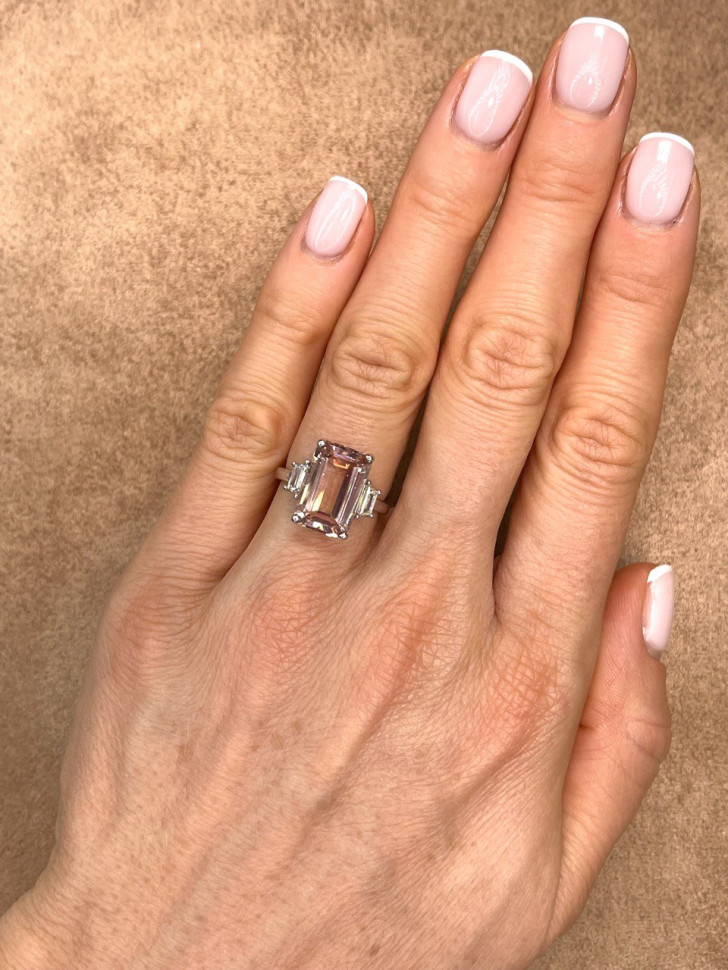 Кольцо из белого золота с бриллиантами и розовым турмалином (054508)