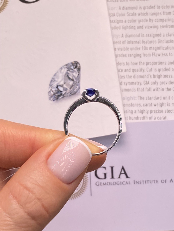 Помолвочное кольцо из белого золота с сапфиром (049018)