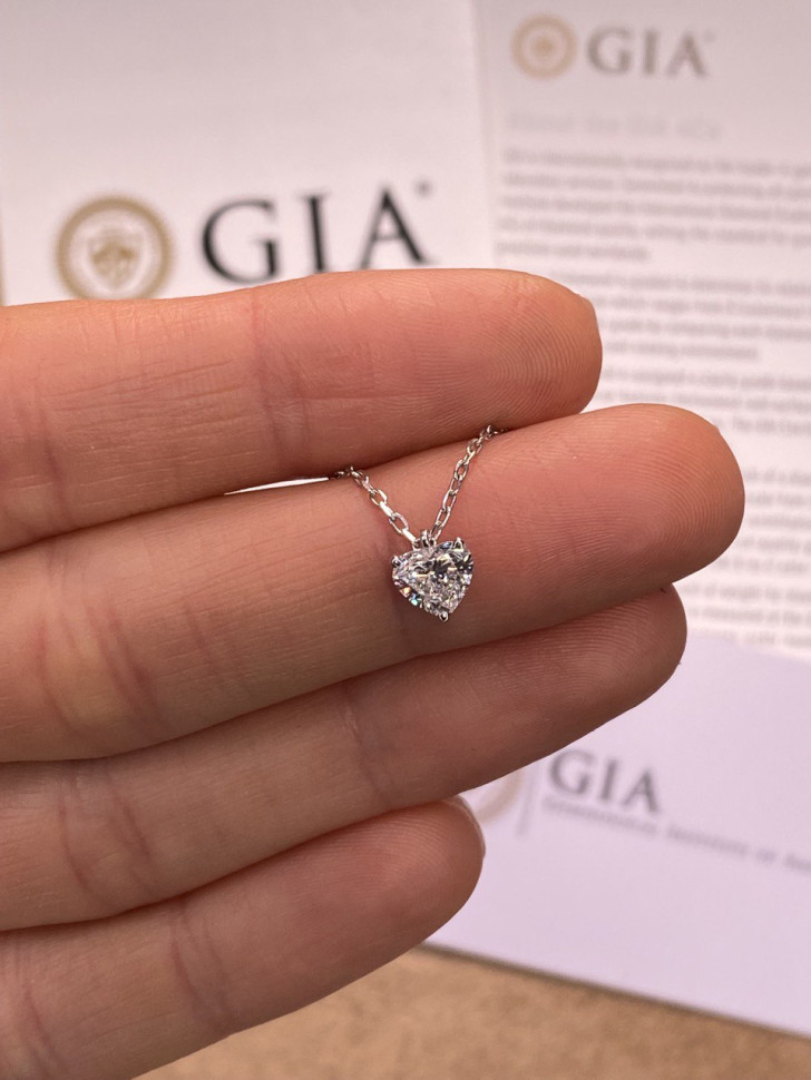 Колье из белого золота с бриллиантом 