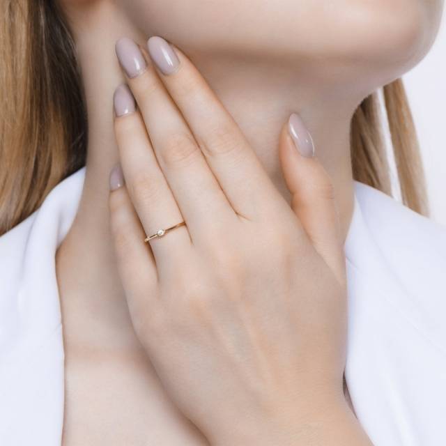 Помолвочное кольцо из красного золота с бриллиантом (046253)