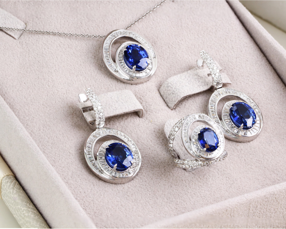 Кольцо из белого золота 750 пробы с бриллиантами и сапфиром (046828)