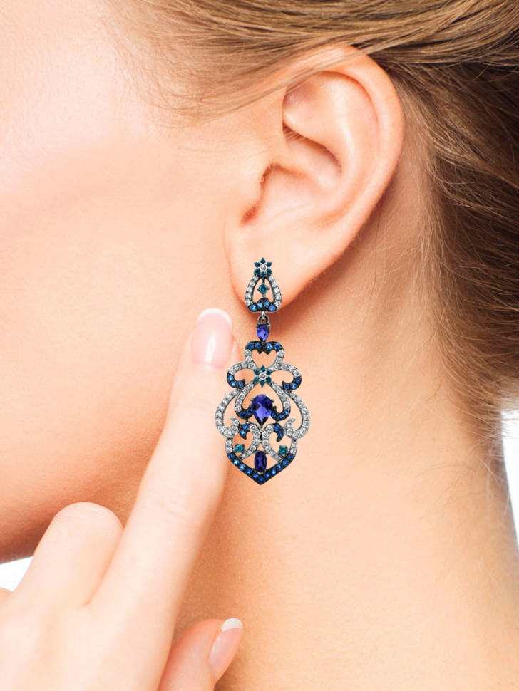 Серьги из белого золота с бриллиантами и драгоценными камнями (011398)