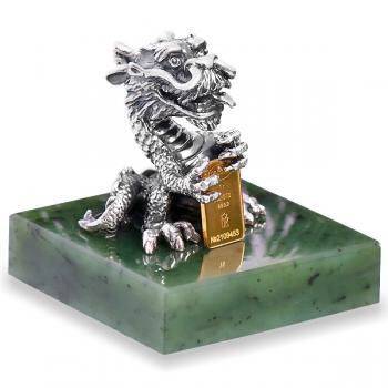 Сувенир Символ года Дракон из серебра со слитком из золота 999 пробы на подставке из нефрита (055051)