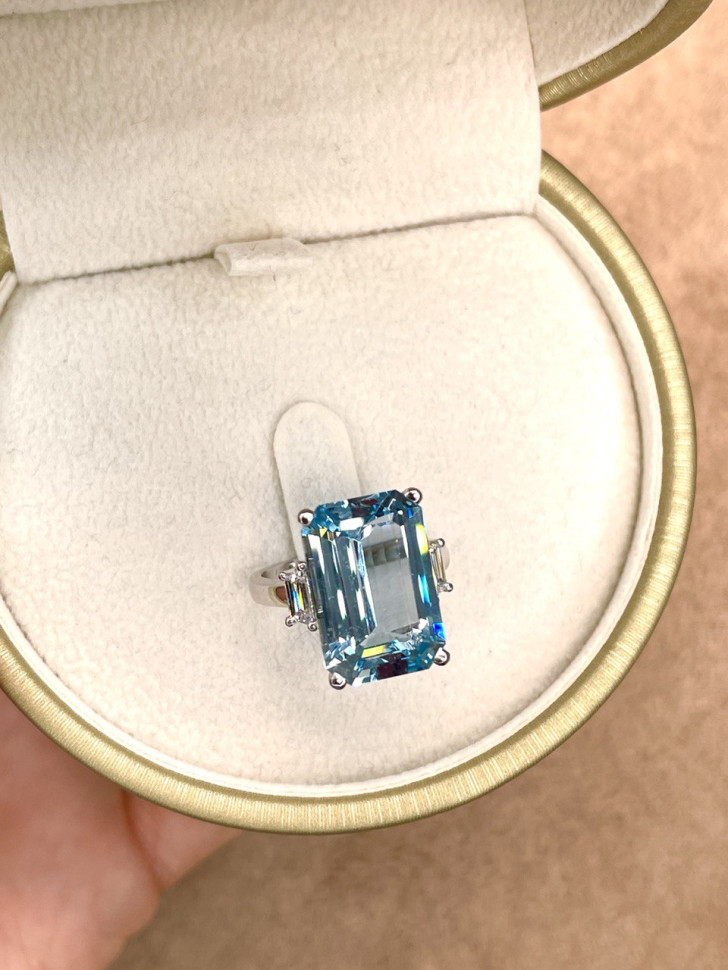 Кольцо из белого золота с бриллиантами и аквамарином (059185)