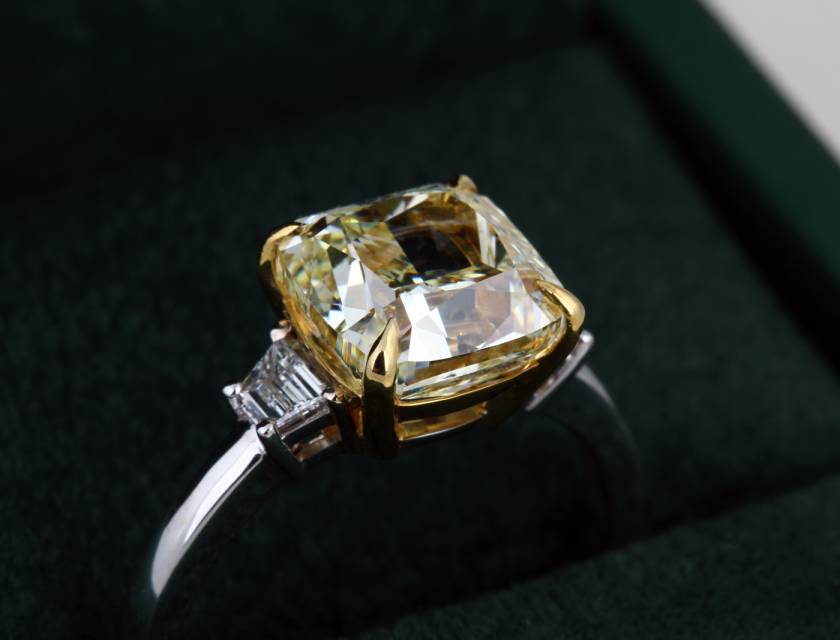 Помолвочное кольцо из белого золота с жёлтым бриллиантом (063211)