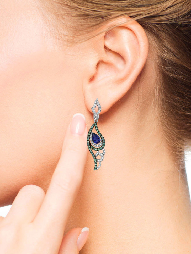 Серьги из белого золота с бриллиантами, иолитами и голубыми гранатами (011391)